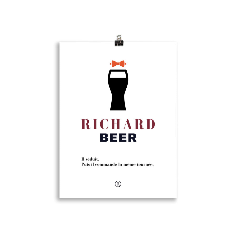 Affiche RICHARD BEER avec verre de bière noir et nœud papillon jaune – Ref Club